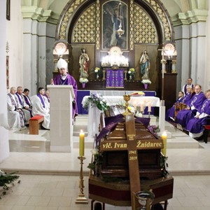 Biskup Gorski predvodio misu zadušnicu i sprovodne obrede za preminulog vlč. Ivana Žnidarca